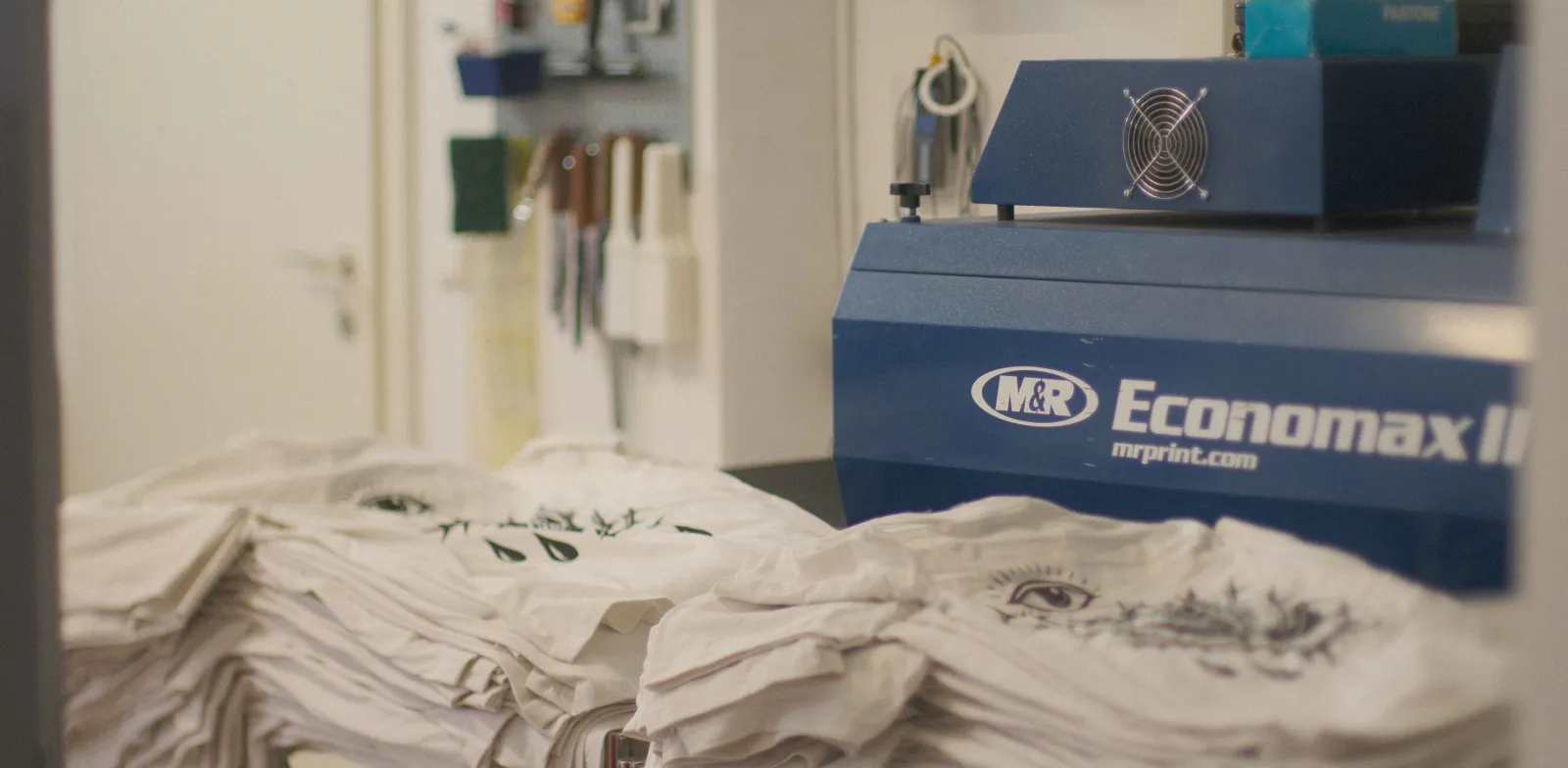 Bedruckte Shirts auf dem Tisch