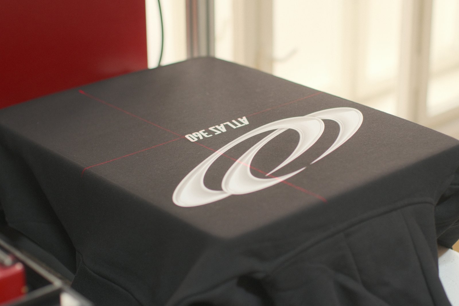 Schwarzes Atlas-360-Shirt mit weißem 3D-Galaxie-Logo und „ATLAS 360