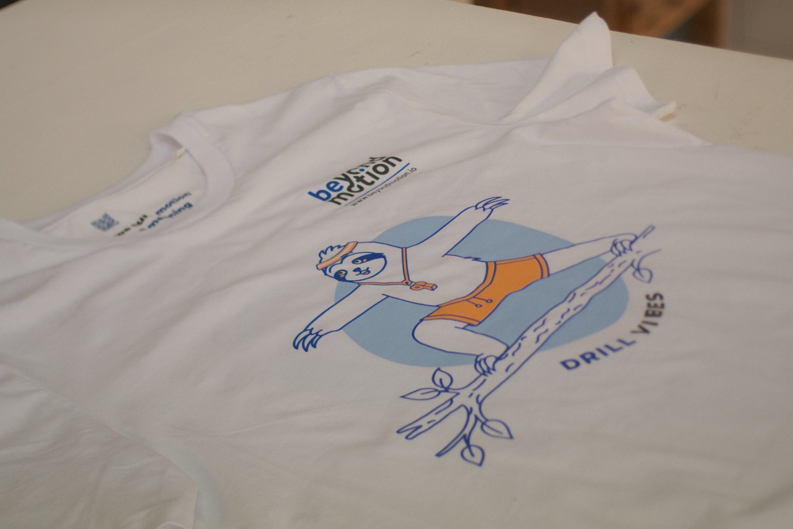 Weißes Stanley/Stella-Creator-Shirt von Beyond Motion mit vierfarbigem „Drill Vibes