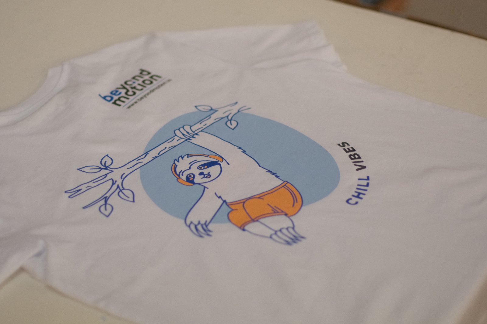 Beyond-Motion-Shirt mit vierfarbigem „Chill Vibes