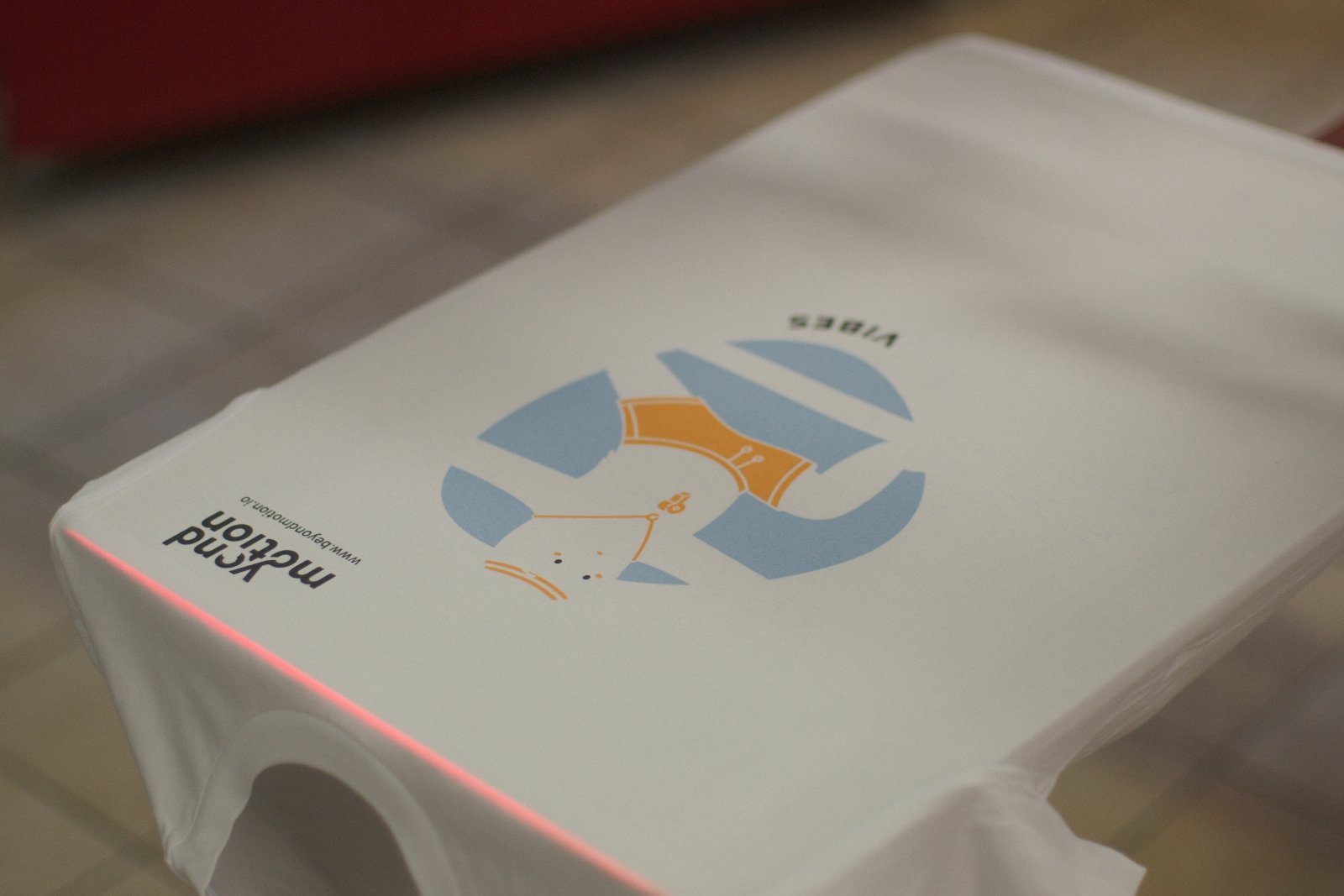 Beyond-Motion-Shirt auf dem Druckplaten des Siebdruck-Karussells unter dem Justier-Laser