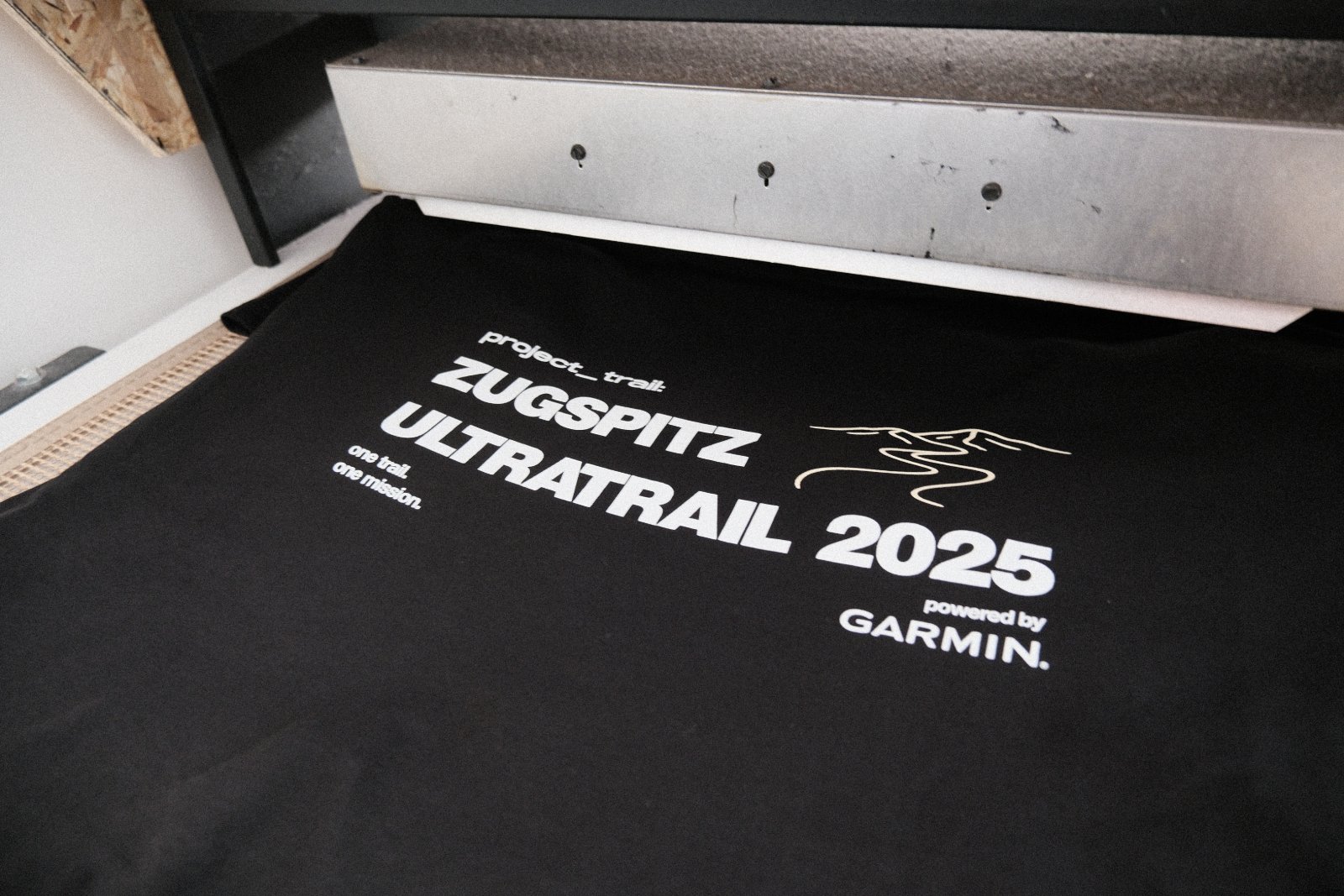 Siebdruck-Sieb mit dem Zugspitz-Ultratrail-Motiv und Rakel — eine Farbe des 2C-Setups