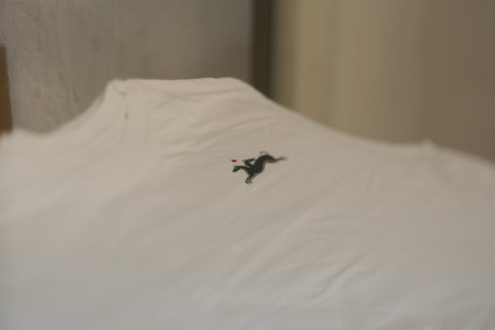 Detail des dezenten Brust-Prints — Pferd-mit-Stern-Motiv im Siebdruck auf Krawall-Bar-Shirt