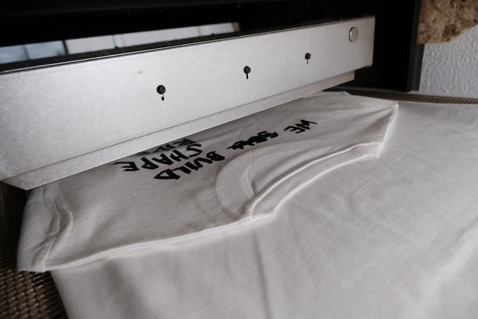Weißes NOA-Shirt mit „We build, shape, ride surfboards.